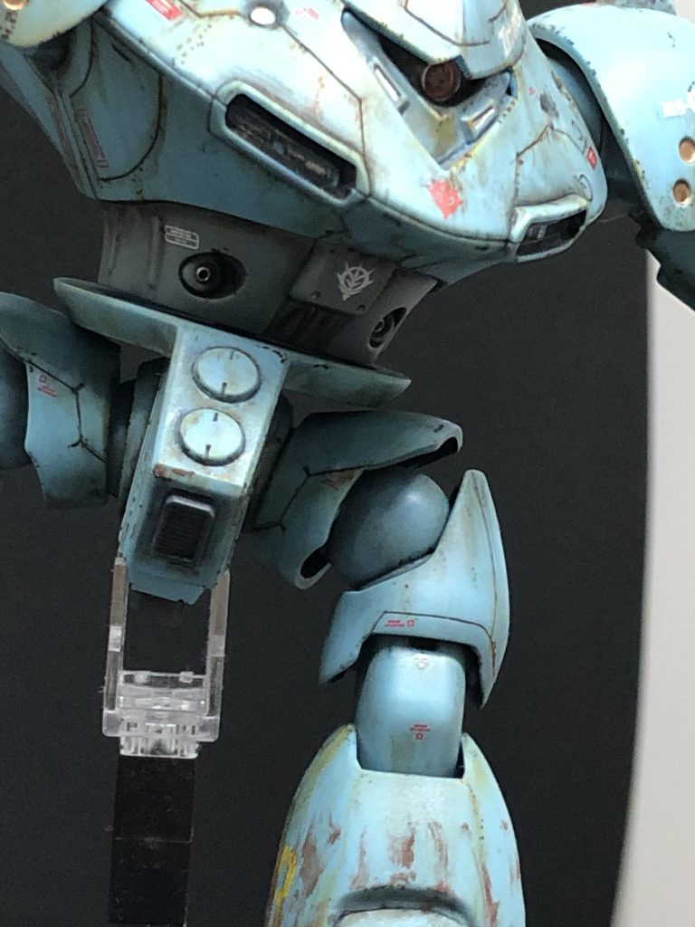 頭部下側のハッチ部分もかなり頑張ってスジボリしたのですが、ハイゴッグの構造的に下から見ることがないので無理矢理撮りました。