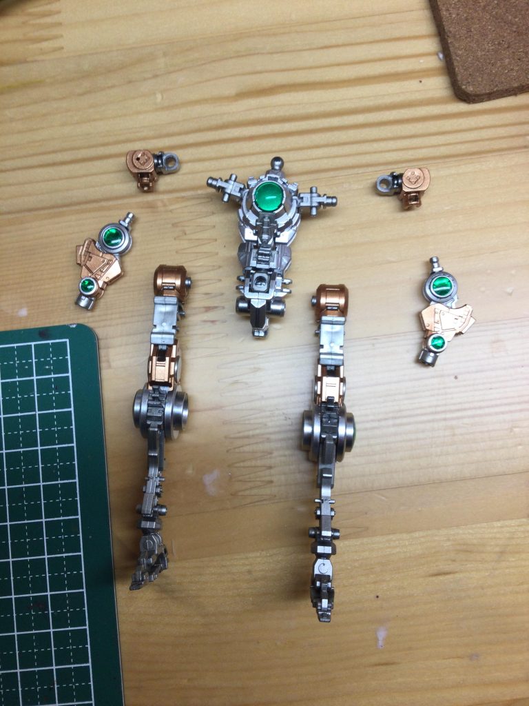 「ガイア スターブライトシルバー」「ガイア パールカッパー」「ガイア スターブライトアイアン」「タミヤ チタンシルバー」等を使いフレームを塗装しました。