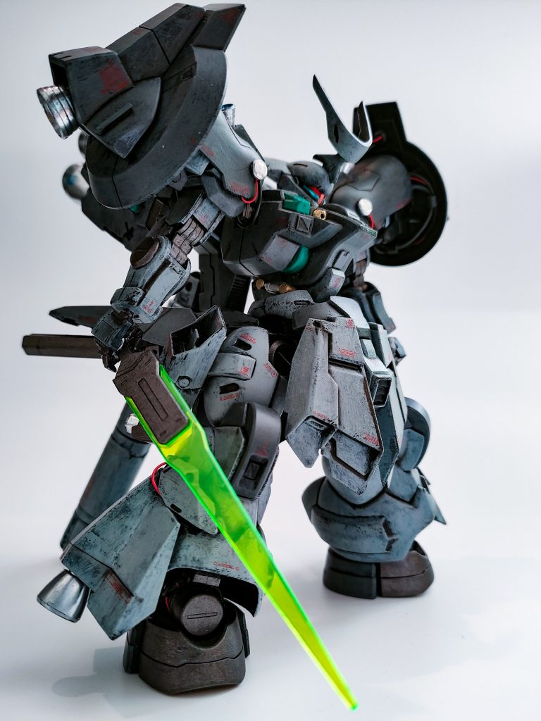 ビームトーチあらためビームソード装備。脚部は設定上ランディングギアでしかないため、形状変更しませんでした。