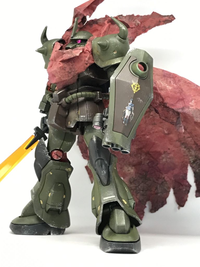 どうせグフは汚してるのでマントもボロボロにしてやろうと適当にビリビリ😀ボロボロのマントと言えば、おっさんの私的には漫画家の永井豪先生や石川賢先生の作品に登場するワイルドなキャラが良く風になびかせているイメージです私、若い頃から両先生のファンでして…(とくに永井豪先生)