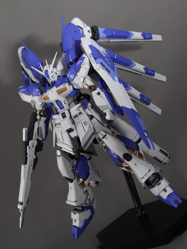 ブルー部分はガイアのNAZCA コバルトバイオレットを使用。少し明るい部分は上記にホワイトを混ぜたものを使用。RGは部品が多く塗るだけで精一杯でしたが、とにかく丁寧に作ろうと心がけました。