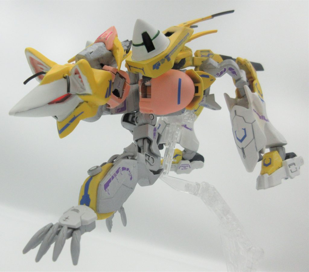 【作成材料/工程】『サタニクスユニット』を ベースにしてますが、切り貼りや ミキシングをしまくり、ほぼ原形が無い状態となっております。なお ミキシングに使った パーツは、主に頭部は『ゼダス』、肩は『OOガンダム』、尻尾は『ノーベルガンダム』、そして これら以外の各所で『バルバトス ルプスレクス』を 多く使用しております。また 耳や 各所の ディテールは パテや プラ板などで 整えていきました。そして 各パーツを組み付ける 骨組みも、ベースは『サタニクスユニット』の 骨組みを使用してはいますが、HOBBY BASE社の ボールジョイント等を 活用しつつ 切り貼りし 大きく変更/改造しております。