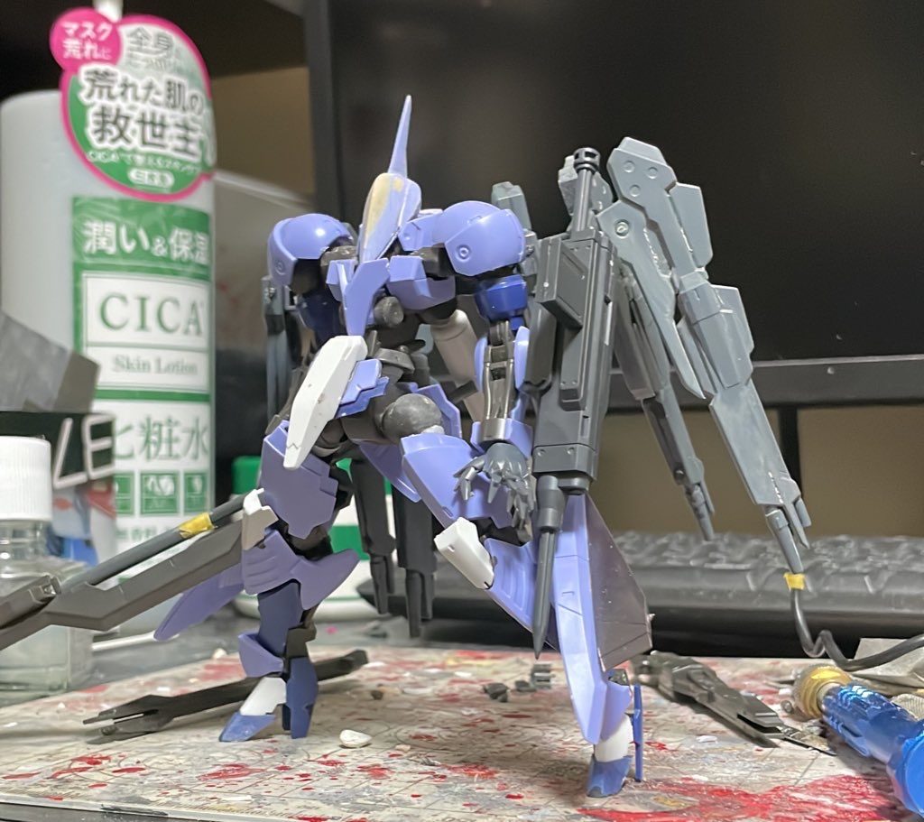 最初は境界戦機のパイルバンカーつけてて、塗装までしたんですけど羽と干渉するし、ゴツすぎるかなってことで外しました。使用パーツはMSGシャープハンド、パワードアームズ(×3)のキャノン砲、アスモデウスの大剣、バエルの細かいパーツ、FAの羽っぽいパーツです。本体はスタイルをいじっています。首のポリキャップの真ん中の四角いとこを切り飛ばして短縮。肩幅を2ミリくらい短縮。お腹のフレームにMSスパイクの根本を噛ませて接着し延長。太ももと股関節の接続部にもMSスパイクの根本を噛ませて接着し延長しています。あとは本体のディティールを削ってMSGに交換したりしています。