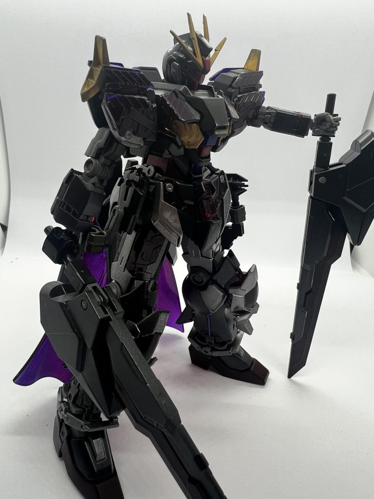 ガンダムロギアBF（ブラックフェザー）黒✖︎厨二という某通行止めの人を思わせる機体個人的にヘッドパーツのバイザーがポイント