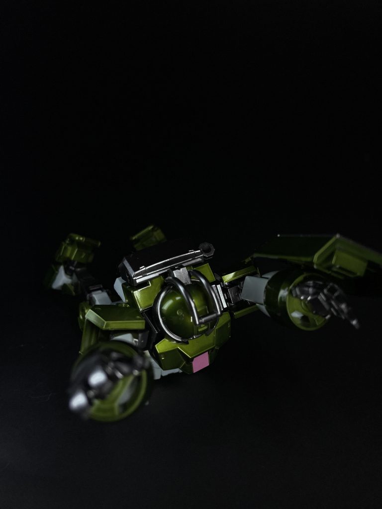 パッケージ表紙の右のデミトレーナーのポーズです。平手のハンドパーツのおかげで再現できます。