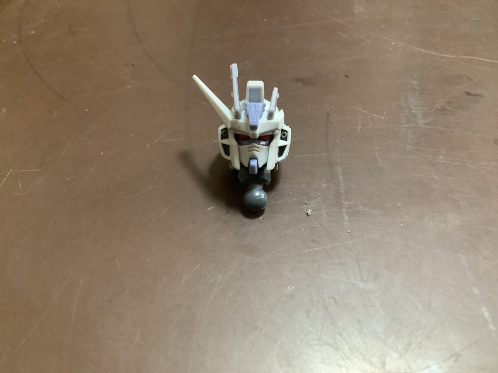 まずは頭部の改造。目を「ガンダムマーカー　ガンダムレッド」で塗装。ブレードアンテナは決して折れたわけじゃなく、グスタフカールをイメージして作った物だよ？別に「折れたけどたまたまグスタフカール見たいになった！やったー！」なんて思ってそのままにした訳じゃない。いいね？（圧）