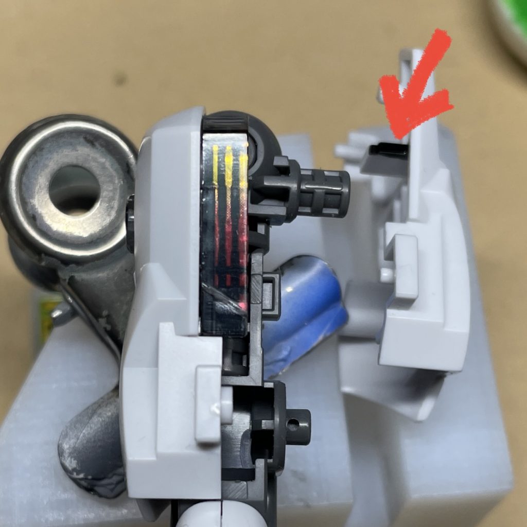 足パーツを組む前の塗装箇所 足のクリアパーツにシールを貼った場合、足を組み立てる前に、矢印の部分を黒で塗っておくといいです 素直にシールだけ貼って組み立てた際は、ランナー屑もシールの間に一緒にはさんで白っぽくなったのかと思いました。