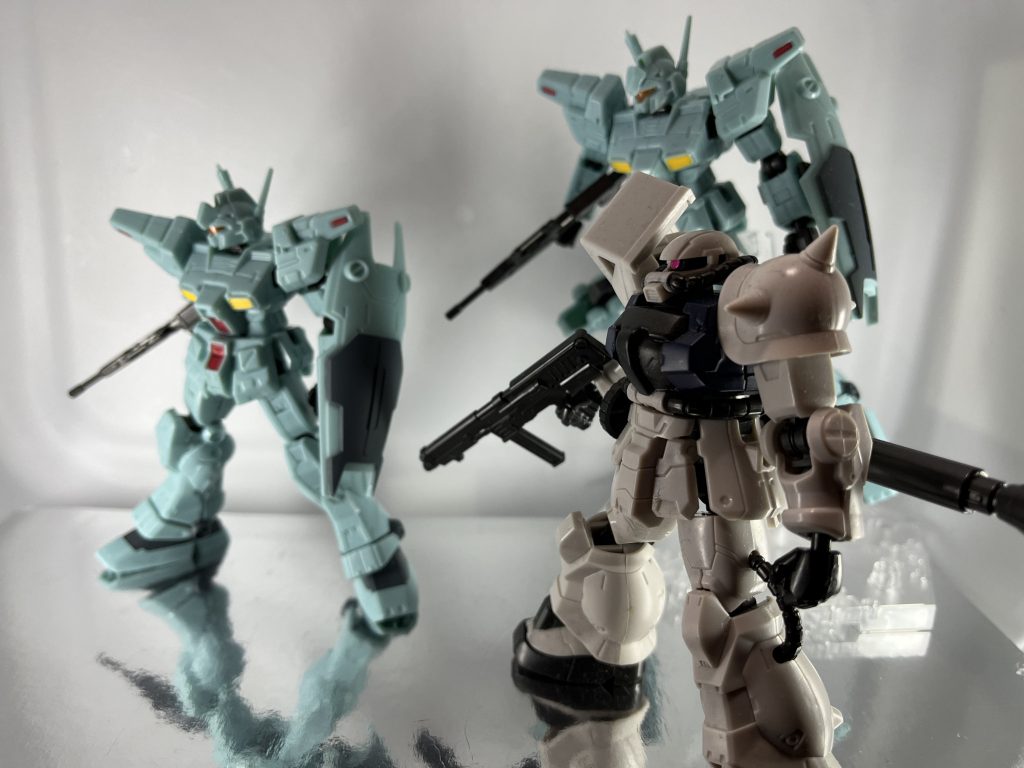 レコーダー記録1『鹵獲したザク使ってるような部隊に遠征させんなよなぁ、早く酒でも飲みたいね。新入り！お前はどうだ？『新入りって！もう結構経ちますよ。お誘いは嬉しいですが、今回の任務が終わったら1度帰省しようと思ってるんですよ。私出稼ぎとはいえ強引に出てきちゃったので…『そうだな、わだかまりは解いておくに越した事はな…周囲に反応っ⁉︎『え、なんだよ…この数