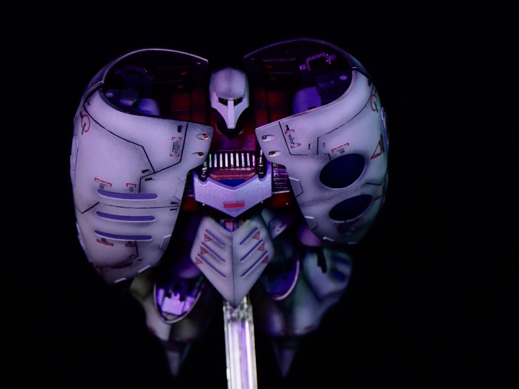 紫の照明を当てて飛行形態！