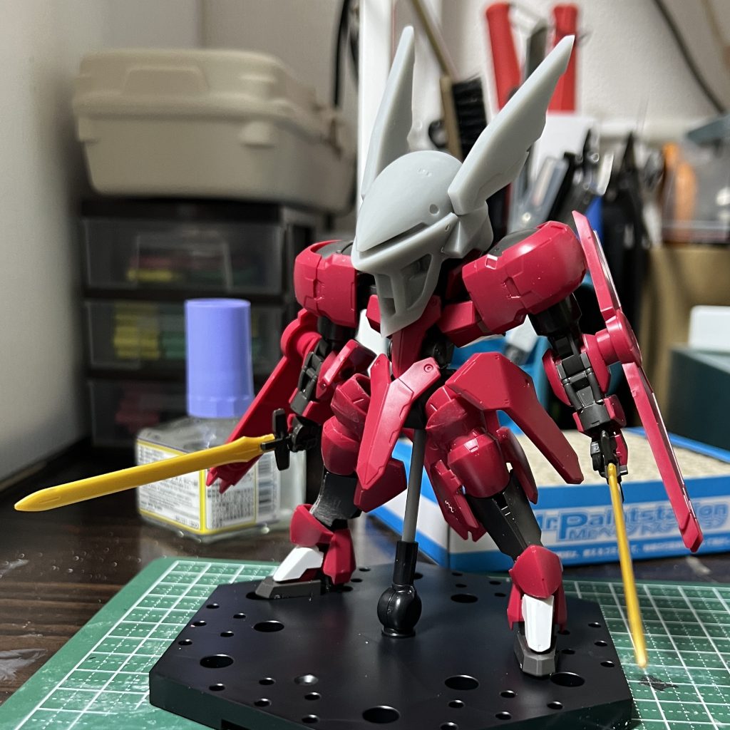 マステ部分を接着して腰サイドアーマーを太腿あたりに接続してみました、下半身のボリュームアップができました。頭部も磨いてあります。