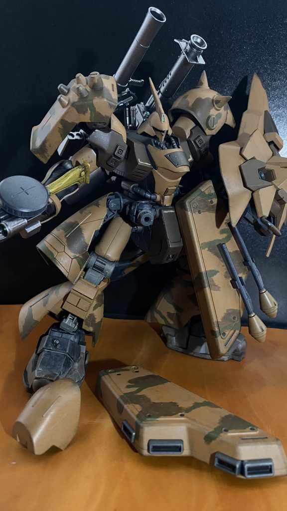 　コクピット内に響くアラートを聴きながら、エラー表示を吐き出すフロントアーマー、脚部装甲をパージする。至近距離で大型マシンガンの特殊弾頭弾を喰らったのだ。距離を取りながら、相手の出方を伺った先に見えるのは、「林」に入るバズーカ持ちの二機。　「林」の中、機体が隠れられる程の残骸の陰に機体を寄せ、コクピットハッチを開ける。シートの下からサバイバルキットの入ったバッグを出し背負うと、コンソールを叩きオートパイロットシステムを起動させる。「すまないな」　主のいないコクピットハッチを閉じたサザビーは、そのモノアイを二、三度、点灯させると、シールドをパージし身軽になった左腕に、残されたフロントアーマー内のビームホークを装備、その姿をコロニーの残骸が立ち並ぶ林の奥に消す。　一時間後、可燃性のトリモチにその身を焼かれ動きを止めた機体、その横に立つ男を見つけたマーカスは、乗機のコクピットを開け、その男の頭の上に声をかける。「手酷くやられたな、デリック、無事か」　下ろした巨人の掌に乗ったデリックは、真鍮色に輝く筒を振りながら声を張り上げる。「参った、機体を捨てなきゃヤバかったよ」　そう言って乗り込んできたデリックは、手に持った筒、薬莢だ。それを押し付けてくる。ジェガンの頭部バルカンの物だろうか、「お土産だ」　真面目な顔のデリックに言ってやる。「まだ早い。この間生まれたばかりだろう」　そうか？と、笑うデリック。この男は、先日、父親になったのだ。もういい歳のはずの男は、まるで少年のような顔で閉じ始めたコクピットハッチから外に向かい叫ぶ。「待ってろレド！とうちゃん、今帰るからな！」　　