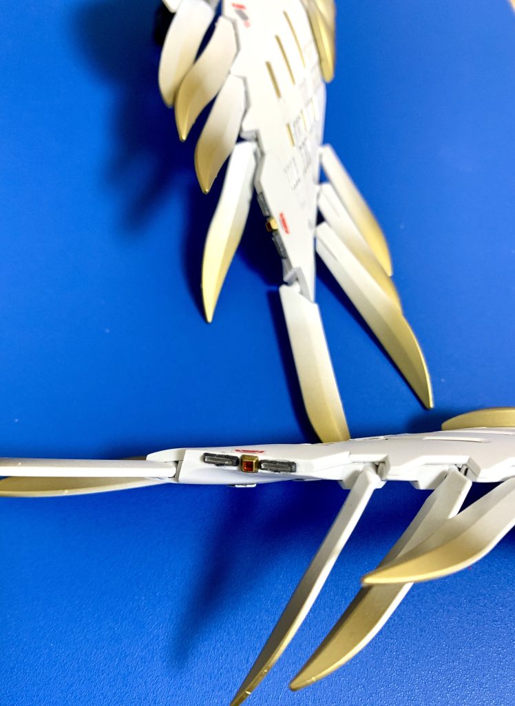 ウイングバインダーは金のグラデーションを入れ、余白部分にスラスターパーツを増設