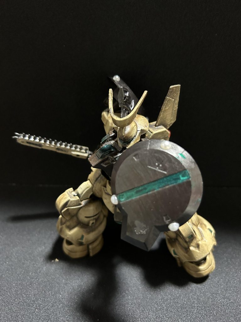 続いて敵へタックルをしてチェーンソーで攻撃するイメージでポージングしました。この先はライフルをシールドから抜いて近距離戦闘で道を切り開くイメージをしてます。