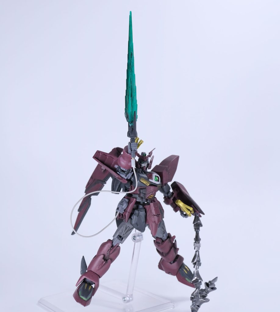 主兵装のビームソードはガンダムヘリオスに付属していたものを2つ貼り合わせた後で成形し大型のクリアパーツとしてみました。腰のエネルギーケーブルはリード線を使用してビームソードの収納も出来る様にしています。