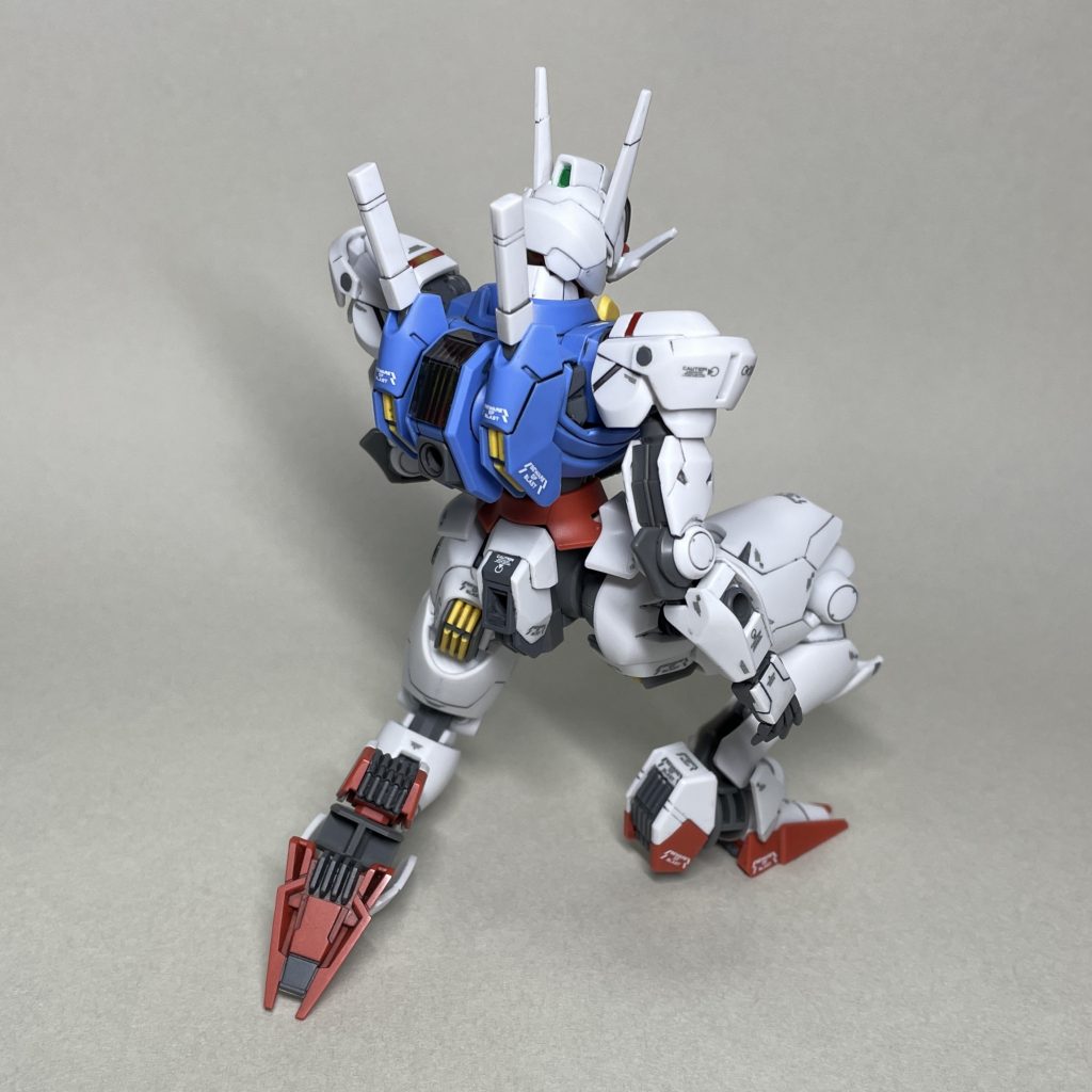 たてひざ うしろ主な作業工程は、・関節まわりのパーツを削って可動範囲を拡大・30MM の平手をエアリアルに合うように加工・武装のグレーと、色分けの異なる部分を塗装・スジボリ堂ロボデカール使用・ デカールにないマークを手描き