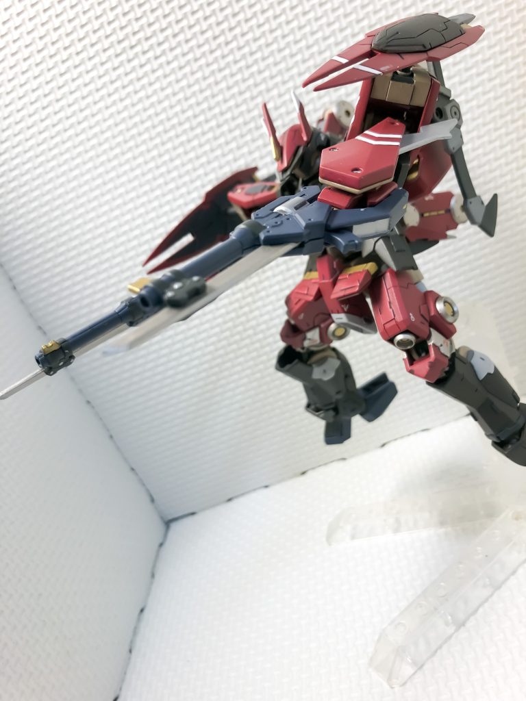 かかります専用ハンドガンは、二丁あるので、ポージングも色々様になりますね。肩に増設した、ブースターユニットは、向きを変えられるようにしており、状況に応じて使い分けられるようにしています。頭部のブレードは、シュヴァルべグレイズの物をつけれるように改造しています。