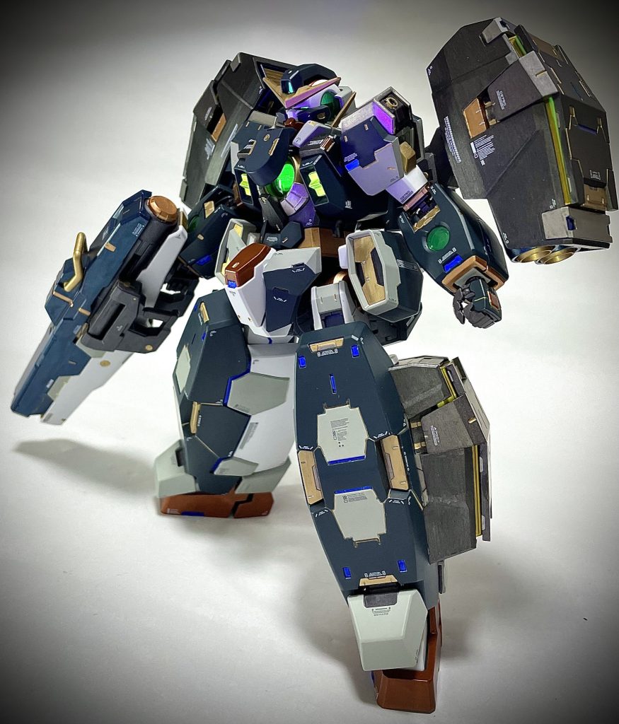 蛍光塗料による発光表現も使っています。内部フレームがチラッとみえているセクシーなデザインでしたので、ユニコーンのサイコフレームのような感じで光らせています。胸部のみバンダイ公式のLEDによる発光です。