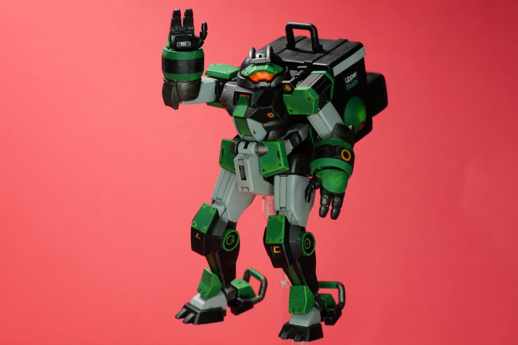 令和のジムのはずなのに、何故か昭和を感じさせるカラーリング。どことなく大河原邦男みがありますね。水性筆塗りで雑ながら質感を出してみました。バックパックが重過ぎて自立できないのでスタンド必須です。(笑)