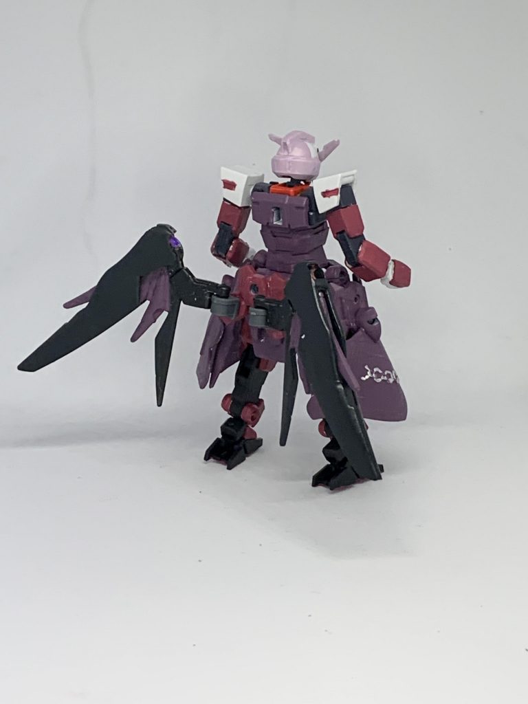 前後ショット。素体はコアガンダムで、腰部にウイングゼロを使用。腰の翼はBB戦士デスティニーから。