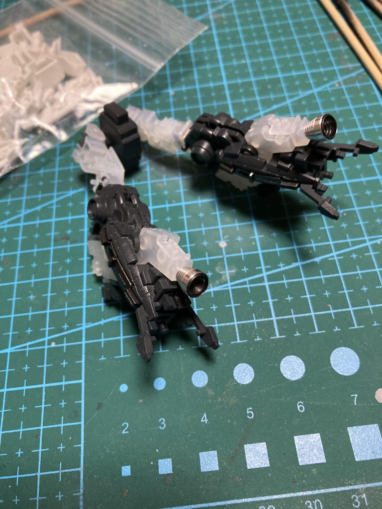 バーニア類はABSなのでメタルに置き換えて塗装の手間を軽減しました。小さいABSは諦めてアクリジョンで。初めてアクリジョンをエアブラシで塗りましたが0.3でもまあまあいけました。0.4か0.5があれば不安感無さそうですけど…