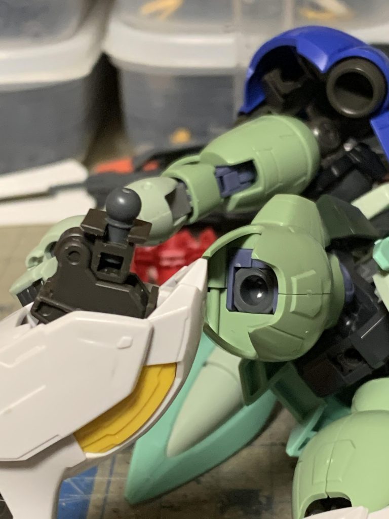 ちなみに接続は30MMカスタムジョイントの肩用ボールジョイントのみ。これだけで足を接続できるのは発見でした(もう既出かもしれませんが)。