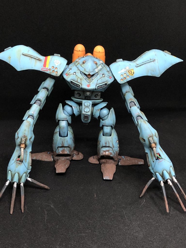 全身正面から。腕にはパイピングを施しました。こんなところに穴開いてたら海水が入り込んで大変なことになりそうです。