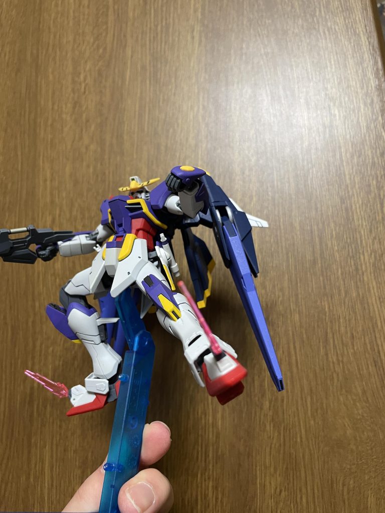 上から足のビームサーベルで切り掛かるイメージ