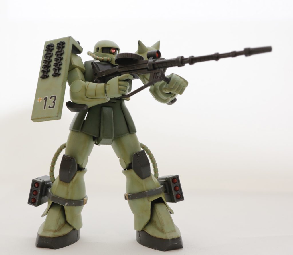 ザクマシンガンはロングバレル化。肩関節が引き出せるので両手持ちも難なく可能。一方、下半身の可動はイマイチ。。