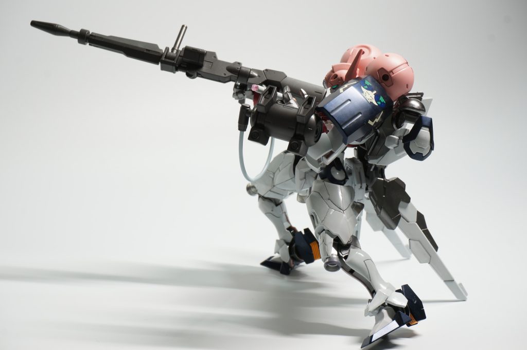 作戦行動時には後ろに抱えていた長距離ライフルを使用する。隣の高校の番長を狙撃できる性能を持つ。