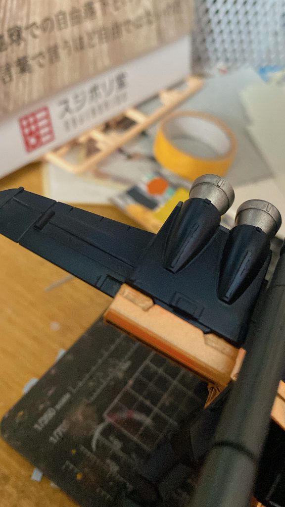 ガイアカラーのプリズムブラックブルーで塗装したので遠目からだと分かりずらいのですがプラ棒やランナーを切った貼ったしたりタガネや彫刻刀で掘ったりとディテールをキット全体に追加しました。