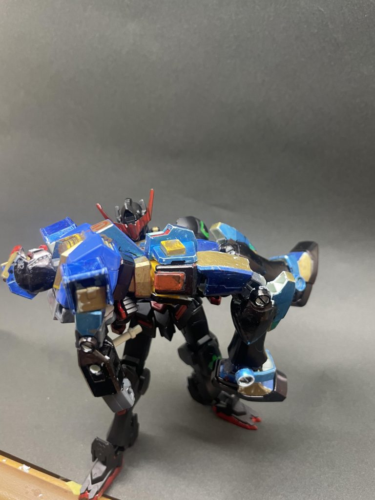 基本、この手のやって、、ガシガシ動かして遊ぶので、、、独立して立たすのが至難の業です。。 エントリーグレードなんてもう、お姫様抱っこしたらダラーんってなります。。 小学生の頃ってそんな感じだったよな、、、基本ガンダム系はアンテナ折れてなくなる。。足と、腕の付け根の棒が折れる。。 一度だけ買ってもらった事があるハイコンプのバイファムは丈夫だった。。確かアンテナも少し柔らかかったような、、、