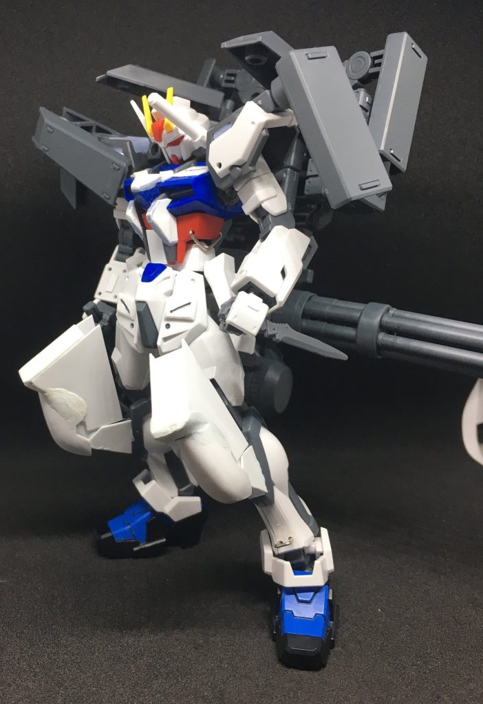 ストライクの胸部はストライクEっぽさを出したかったのでプラ板で一部持っています。また、肩パーツはストライカーを付けるものから3ミリ軸で好きなものをくっつける形に変更しました。