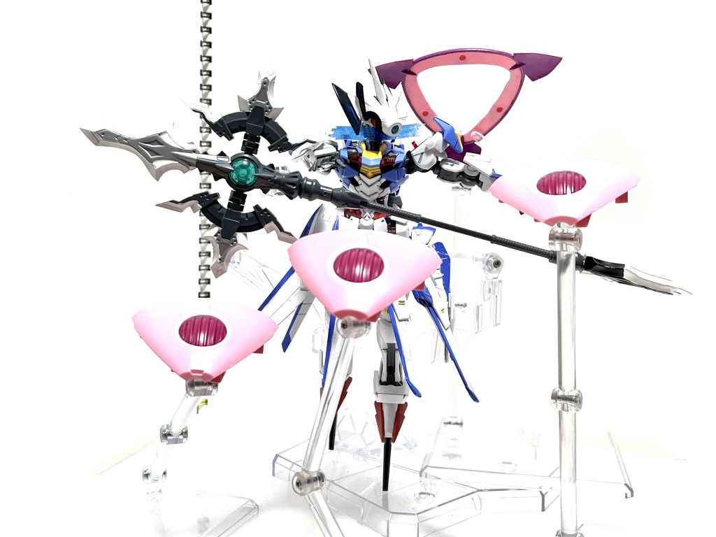 ◆パラソルステイク・ビット展開状態。他のガンビットと同じく自ら飛翔しビーム射撃を行い本体を守る。