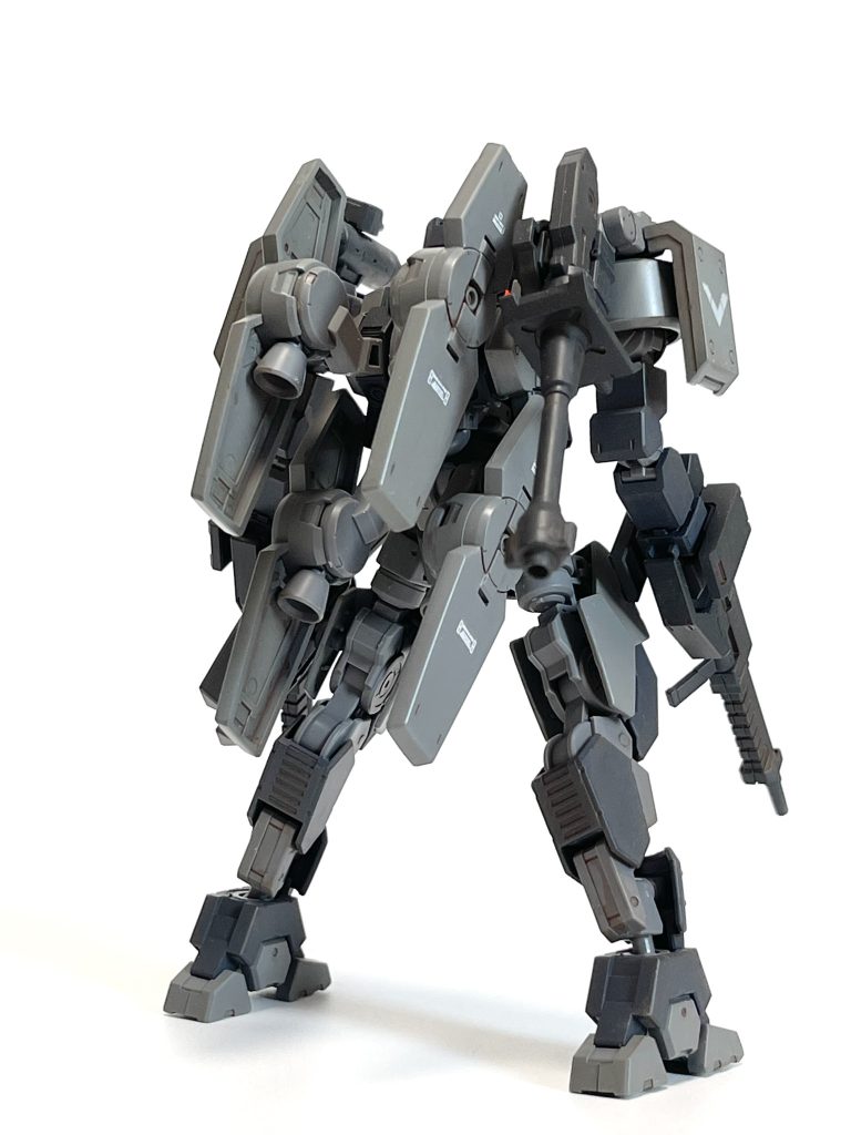 旧型のフレームに同系列新型機の推進機と火器。