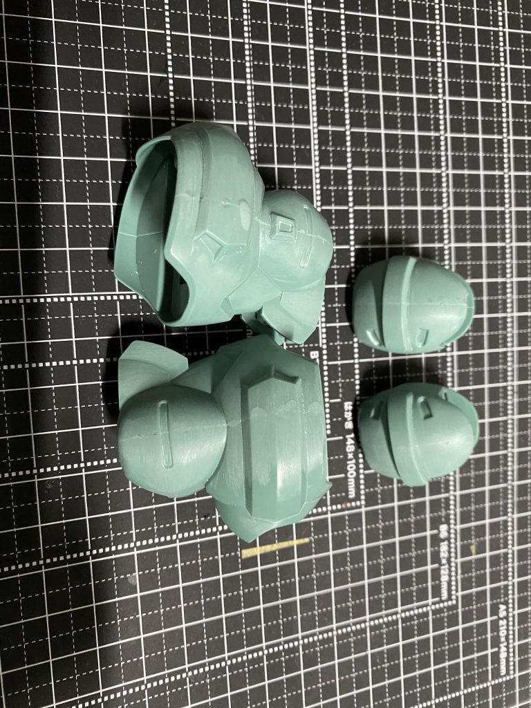 脚の合わせ目消しがとにかくヤスリまくるの大変。