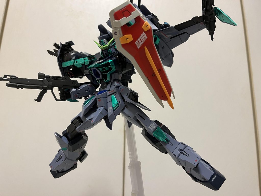 ピン追加したということは、ストライク系のシールドは全て装着出来るということなので、通常シールドを付けてみました。防御力重視ならこっちの方が良さげ。さすがにカラミティ用のカラーに塗り変えるのはちょっとw  105のデカールも貼ってますしね、、