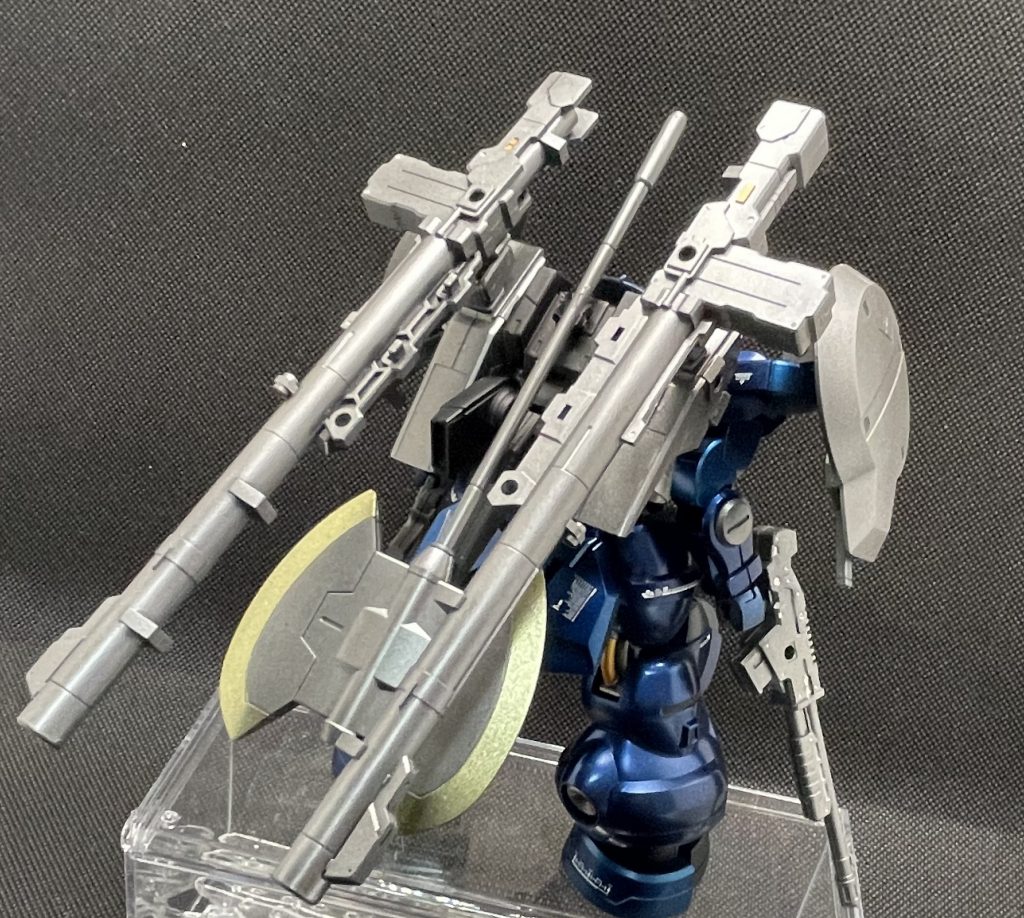 バズーカはジャンクのジョイントでフレキシブルに稼働出来るように接続、バックパックも新造し、ヒートアックスは装着出来るように柄の径に合う円形パーツを一部を切断し、接着してます。