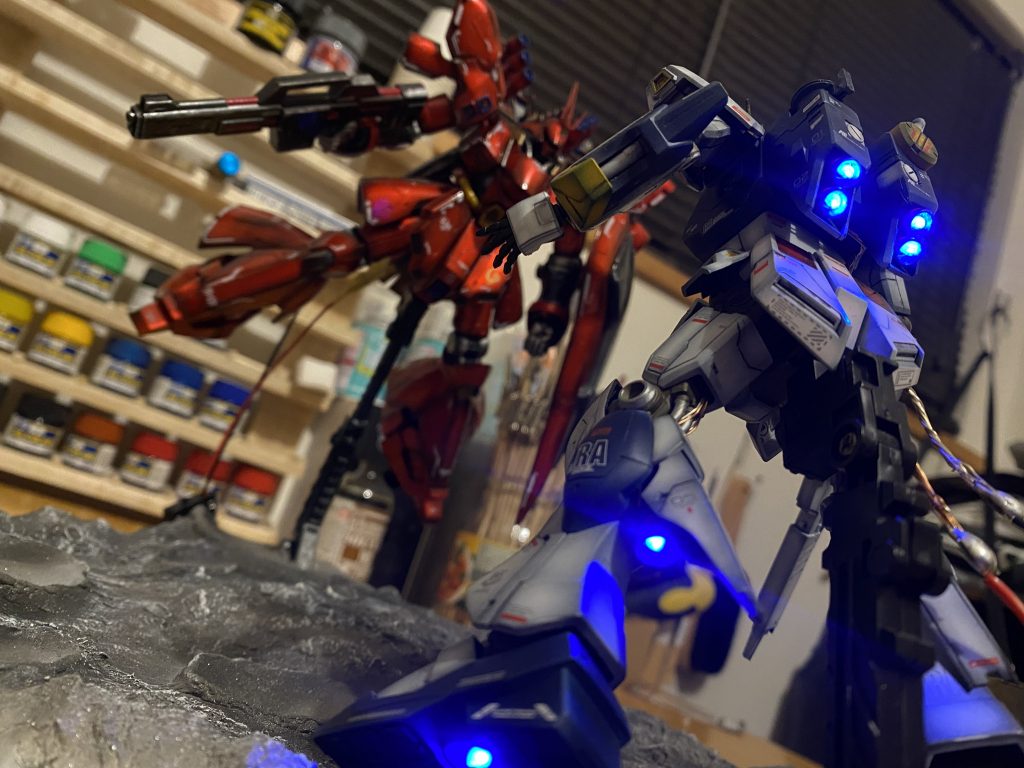 νガンダムのバーニアも全部LED！背中4個、足4個の計8個👍サザビーは23個だったからそれに比べれば少ない😌笑