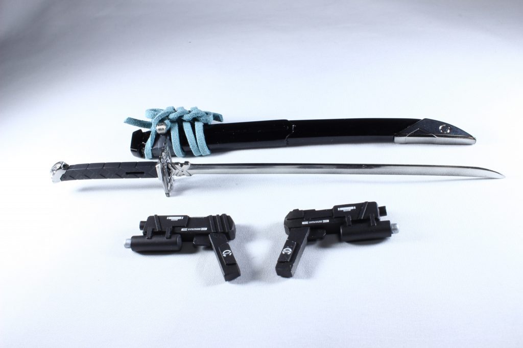 純正だと太刀サイズなので刃が下を向くのですが、ハンドガンを携行する関係上干渉してしまうため上向きにしようとするとサイズ的に辻褄が合わなくなるので、鞘を詰めてモールドを全てフラットに。刀もそれに合わせ、森博嗣先生著「ヴォイド・シェイパ」シリーズの主人公「ゼンノスケ」の刀に倣い幅を細く薄く切削しました。