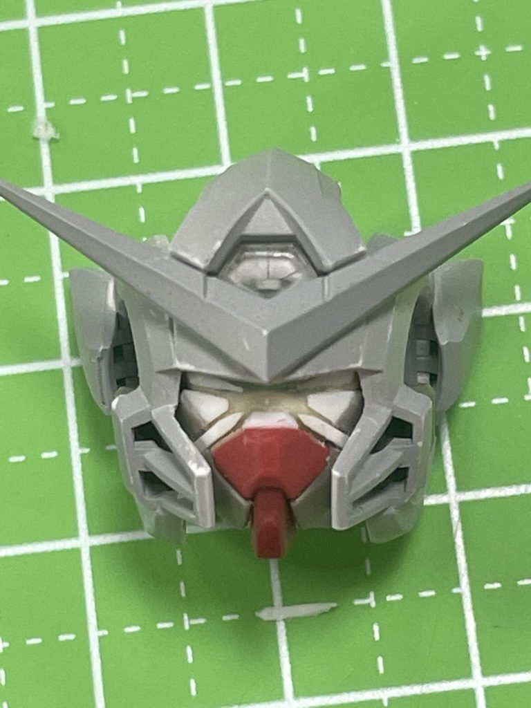 特徴的な頭部はパテとプラ材で四つ目に加工してます。