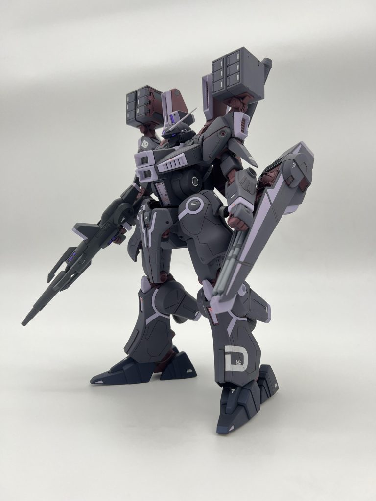 白背景でスマホで撮影しました。脚部を中心にスジ彫りを行いました。太腿のカバーパーツのスジ彫りがお気に入りです。