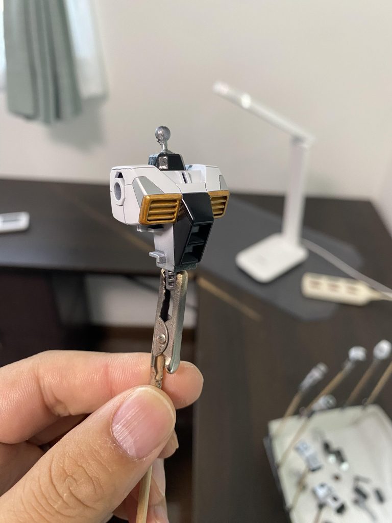 そして、塗り分けをするとこんな感じになります。私は、色が変わる所を筋彫りしています。