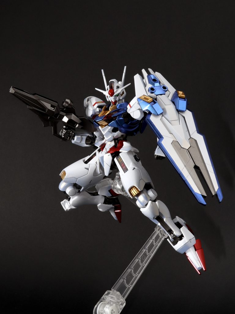 最後は光沢のクリアで仕上げています。