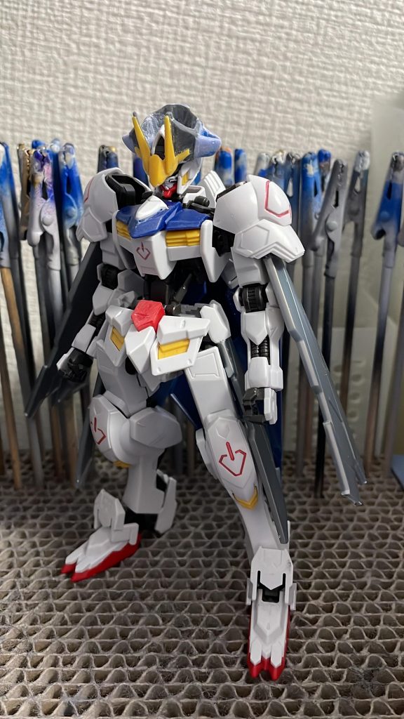 まずはバルバトスから改造。ハットは30MMのジャンクを削り、鼻炎点鼻薬のキャップ（笑）を切って貼り、ランナーパテを盛ってます。