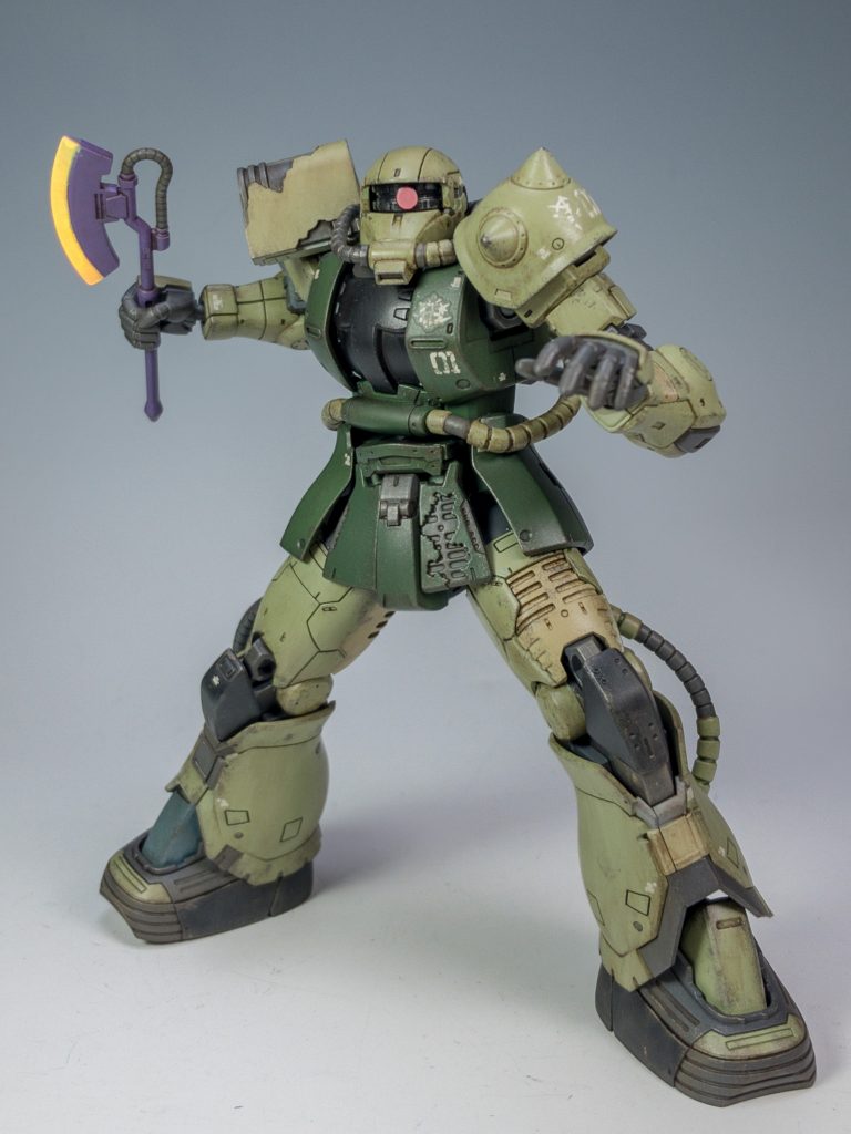 というわけで、ドアン専用ザクでした。本体塗装は全て水性ホビーカラー。ウェザリングは水性ホビーカラー焼鉄色でチッピング、Mr.ウェザリングカラーのグランドブラウン、タミヤウェザリングマスターのマッド、シルバーで対応。ヒート・ホーク、モノアイはエアテックスのルミネを調色して塗装です。