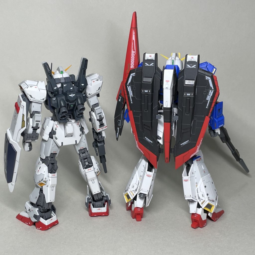RGゼータガンダムと並べて　うしろ　RGゼータガンダムは、動く方向に可動部を動かす分には充分な強度があるように感じますが、動かない方向に力を加えたり、ねじれるような力がかかると容易に壊れるような印象を受けました😖