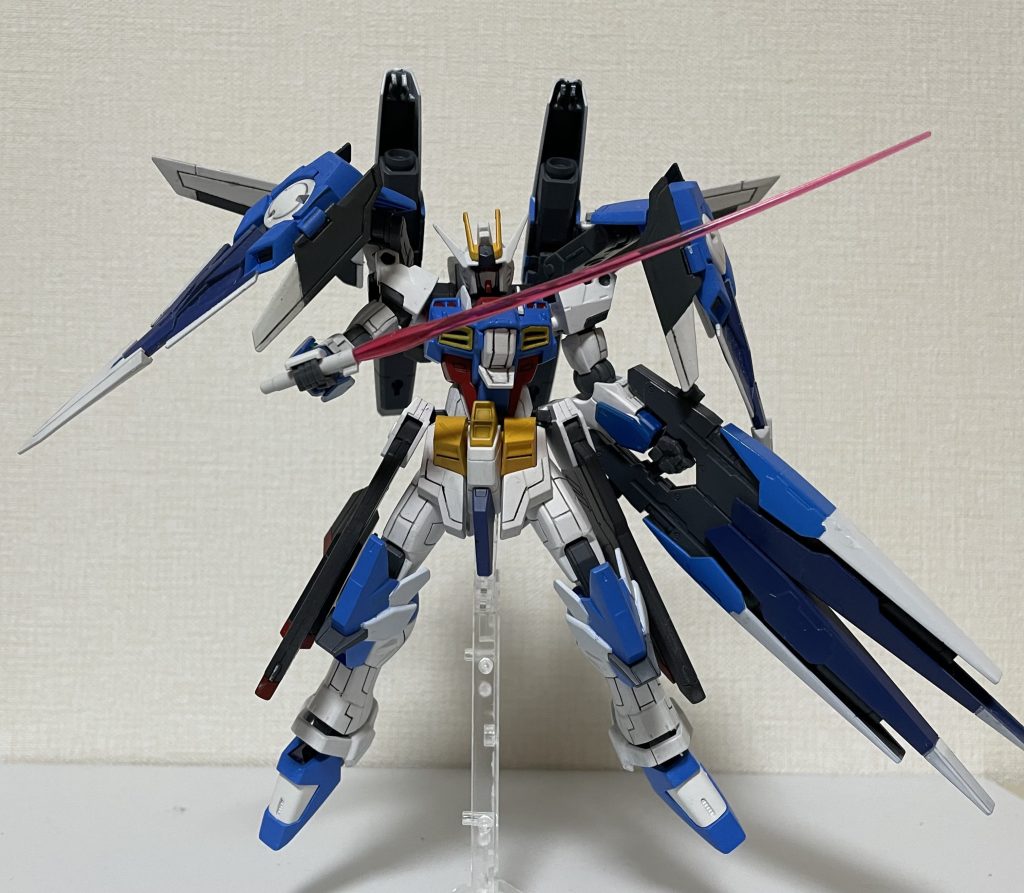 お次は基本形態のセイリュウこちらはAZガンダムとダブルオーダイバーのパーツを組み込みました。武装は二丁拳銃であり合体武器の「ダブルドラゴン-テンリュウ- -カリュウ-」接近戦武器のビームサーベル腰部レールガン