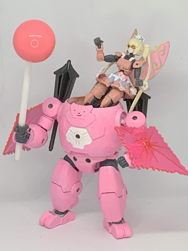 全身は入りませんがこのように乗り込み可能。他力本願というか基本的に武装できるのがうさぎのみなので杏本体にはあんまり武器を追加する気がないです。