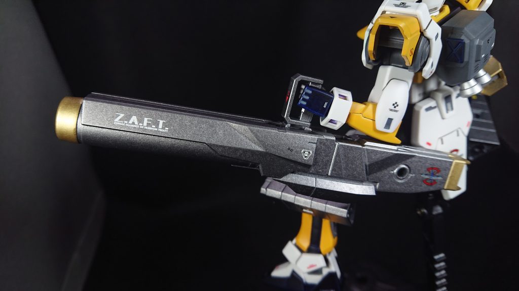 武装のハイパービームガトリングもしっかり保持出来ています「Z.A.F.T.」のデカールがいい感じです