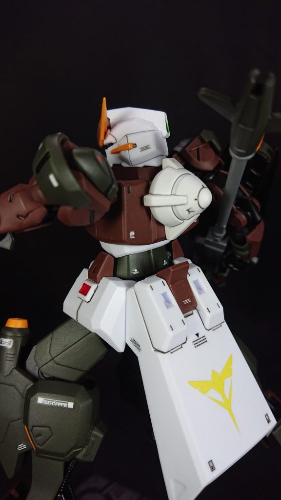 ホワイト部分は成型色をそのまま使用していますバックパックは無いと寂しい、でもシンプルなものにしたいと悩み太陽炉を付けてみましたネオジオンのデカールを使用しておいて太陽炉？とも思ったのですがここは最強の殺し文句「ガンプラは自由だ！」でいきます